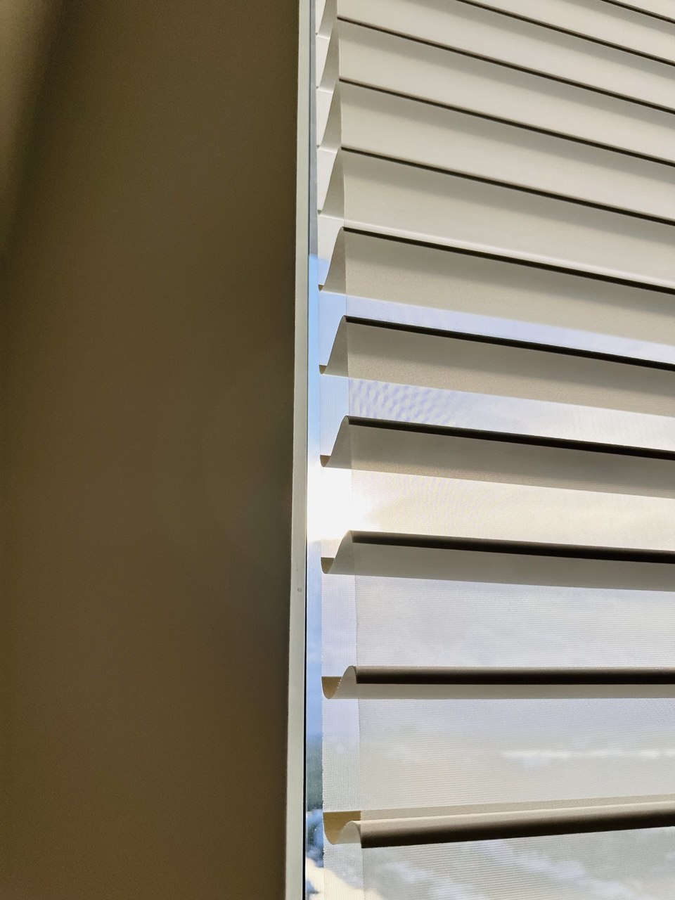 Shangri-La shades sheer fabric and horizontal vane detail